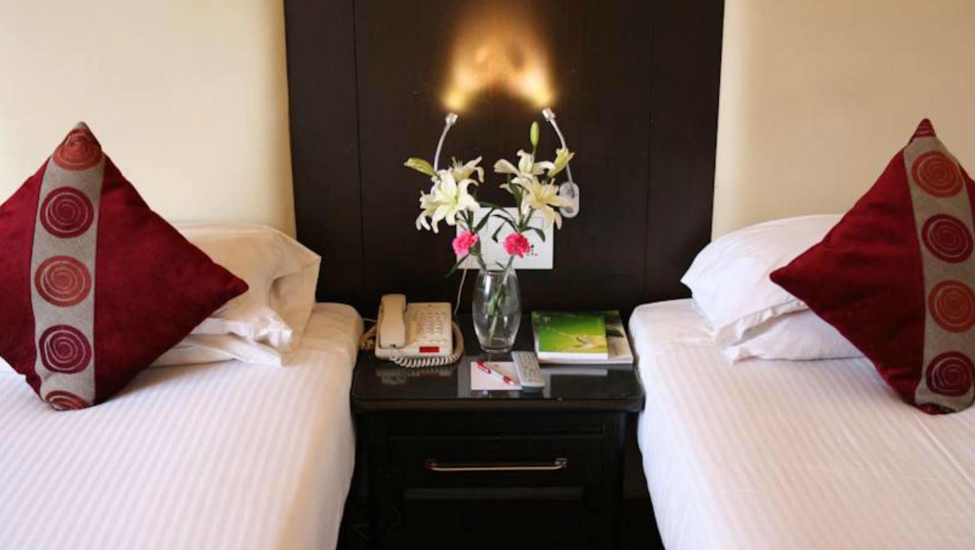 Ramee Guestline Hotel Juhu Bombay Extérieur photo